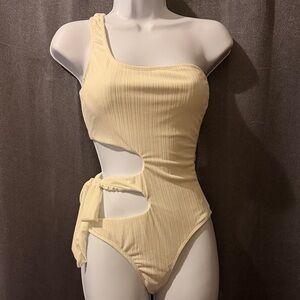 Lulus One-Shoulder Cutout Swimsuit in Cream Size Small